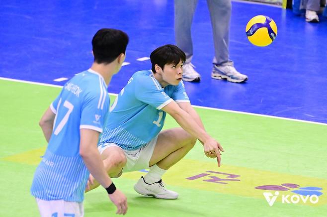 2일 수원체육관에서 열린 한국전력과의 경기에서 서브를 받는 대한항공 정한용. 사진 한국배구연맹