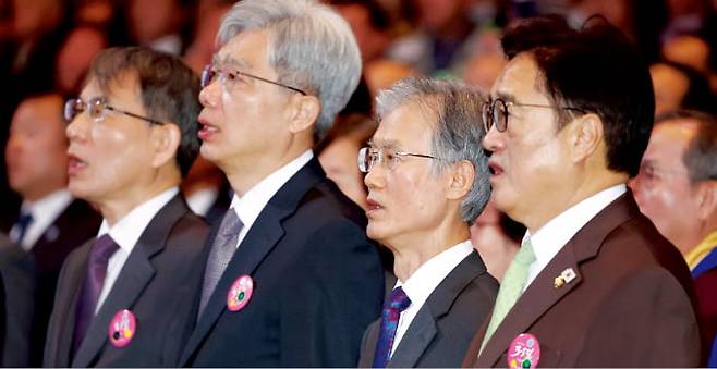 1일 서울 삼성동 코엑스에서 열린 ‘3·1절 기념식’에 참석한 우원식 국회의장(오른쪽부터), 조희대 대법원장, 김상환 헌법재판소장, 노태악 중앙선거관리위원장이 애국가를 부르고 있다. 김범준 기자