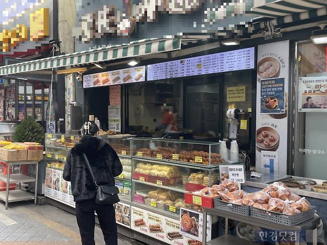 26일 오전 서울 건대입구역 인근 양꼬치 거리의 한 중식 매장이 이른 시간부터 손님 맞이 준비로 분주한 모습. 사진=박상경 기자