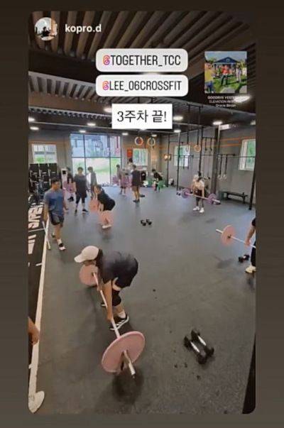 교인들이 역기를 들어 올리는 모습. 함께하는교회 제공