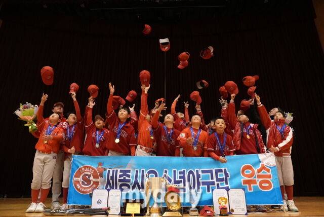우승 세리머니를 펼치는 세종시 유소년야구단 선수들. /대한유소년야구연맹 제공