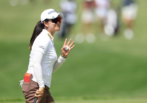 갤러리에게 인사하고 있는 김아림. 사진 제공=대홍기획