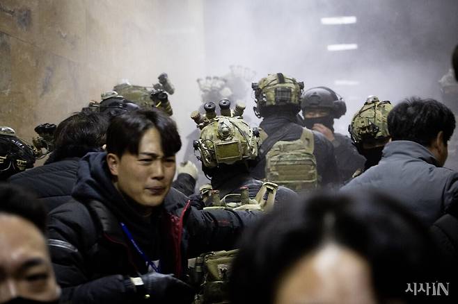 2024년 12월4일 국회의사당에 무장한 계엄군이 진입하고 있다. ⓒ시사IN 박미소