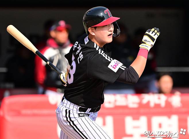 LG 트윈스 거포 유망주 문정빈이 2026 2차 스프링캠프 KT 위즈와 연습경기에서 추격의 솔로홈런 포함 2출루 경기를 완성하며 강한 인상을 남겼다. 엑스포츠뉴스 DB