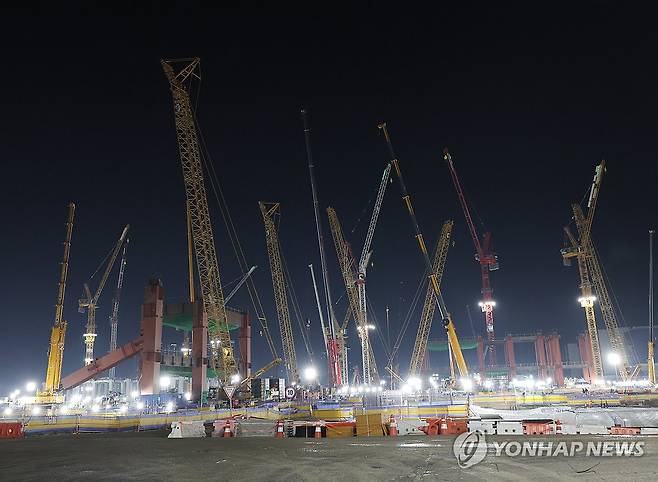 건설 중인 삼성전자 평택캠퍼스 P5 (평택=연합뉴스) 서명곤 기자 = 지난달 24일 저녁 경기도 평택시 삼성전자 평택캠퍼스 5공장(P5) 건설 현장에 설치된 조명이 밤하늘을 밝히고 있다. 2026.3.2 seephoto@yna.co.kr
