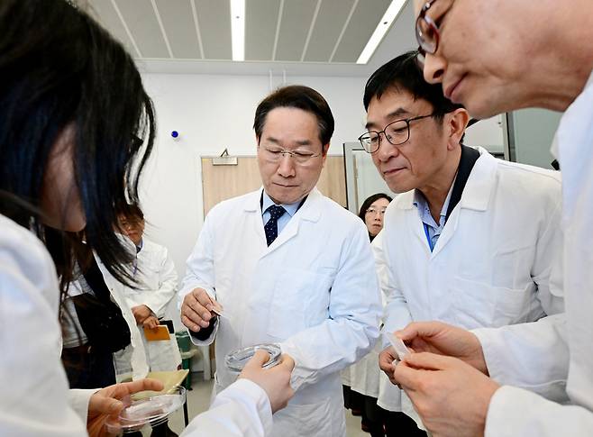 ▲ 유정복(가운데) 인천시장이 지난달 25일(현지시각) 영국 케임브리지대학교를 방문해 연구시설을 살펴보고 있다. /사진제공=인천시