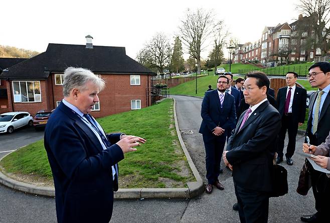 ▲ 유정복 인천시장이 지난달 24일(현지시각) 영국 위컴 애비를 방문해 학교 시설을 둘러보고 있다. /사진제공=인천시