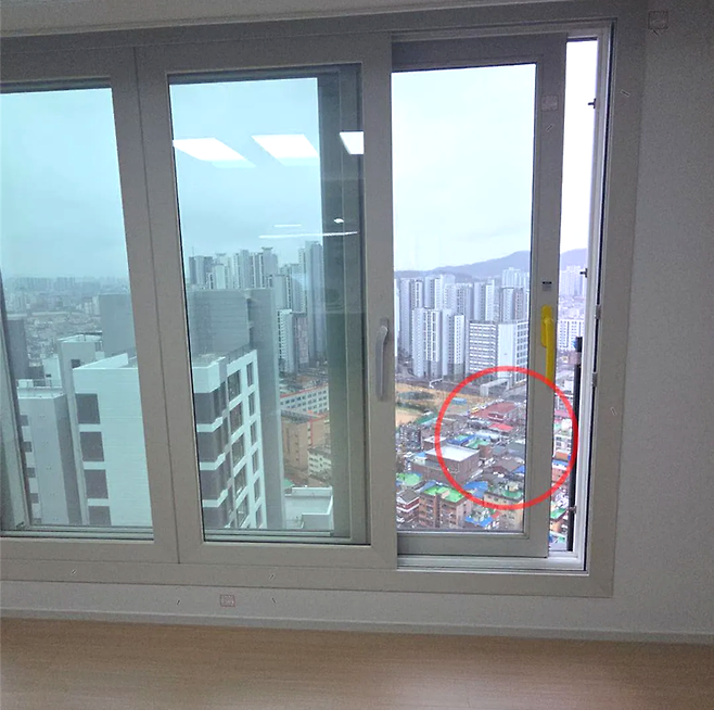 ▲ 아파트 29층 베란다 난간이 설치돼 있지 않은 모습. /사진제공=입주예정자.