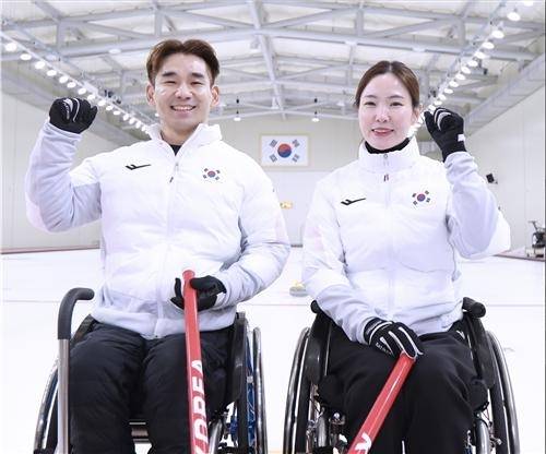경기도가 오는 6일부터 15일까지 이탈리아에서 개최되는 2026 밀라노·코르티나담페초 동계 패럴림픽에 8명의 선수단을 파견한다. 휠체어컬링에 출전하는 이용석(왼쪽)과 백혜진.