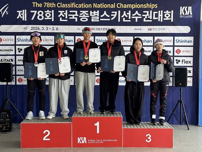 3일 강원도 평창군 알펜시아 크로스컨트리센터에서 열린 제78회 전국종별스키선수권대회 크로스컨트리 여자 18세 이하부 팀 스프린트 7.2㎞에서 우승을 차지한 이다인-이지우 조(평택여고)가 시상대에서 2, 3위 팀과 기념사진을 찍고 있다.