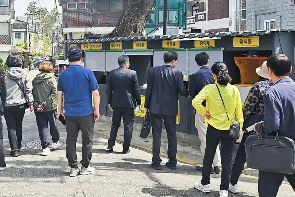 지동 주민과 전문가 멘토들이 마을 발전 계획을 수립하기 위해 함께 현장을 둘러보고 있다.