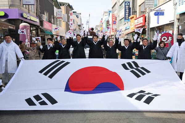 ▲ 지난 1일 제107주년 3·1절을 맞아 한국자유총연맹 보은군지회가 개최한 태극기 물결 만세운동 행사 참석자들이 대한독립만세를 외치고 있다. 보은군 제공