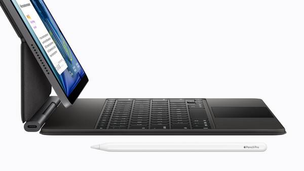 Apple Pencil 및 Magic Keyboard는 iPad Air의 창의성과 생산성을 새로운 차원으로 끌어올려 준다. APPLE 제공