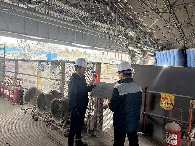 조익노 동부간선도로지하화 민자구간 1공구 현장 책임이 수직구 앞에서 향후 공정 계획에 대해 설명하고 있다./사진= 안재민 기자