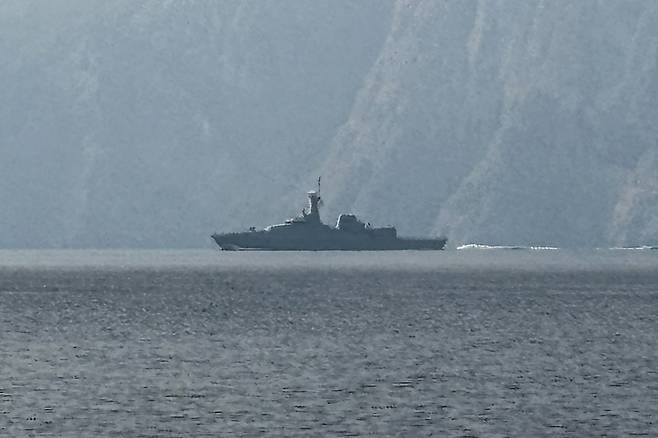 ▲지난 1일 세계 석유와 가스의 상당 부분이 통과하는 중요한 해상 통로인 호르무즈 해협에서 해군 함정이 항해하고 있다. (사진=AFP/연합뉴스)