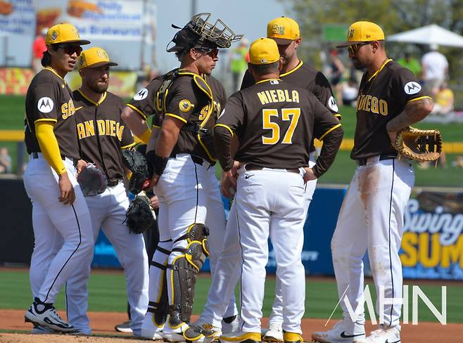 (킹이 1회초 투런홈런을 허용하며 흔들리자 샌디에이고 투수 코치가 마운드를 방문했다. 왼쪽에 3루수로 선발 출전한 송성문의 모습도 보인다)