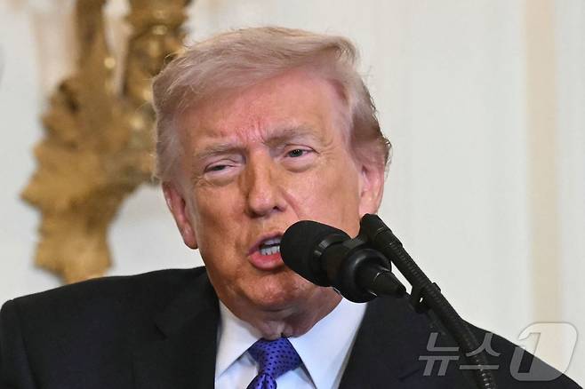 도널드 트럼프 미국 대통령이 2일(현지시간) 워싱턴DC 백악관에서 열린 명예훈장 수여식에서 연설하고 있다. 2026.03.02. ⓒ AFP=뉴스1