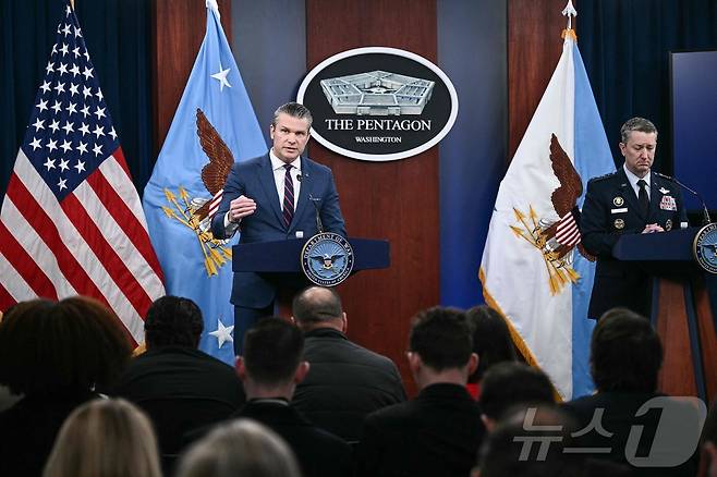 피트 헤그세스 미국 국방장관과 댄 케인 합참의장이 2일(현지시간) 미 국방부에서 이란과의 전쟁과 관련해 기자회견을 하고 있다. ⓒ AFP=뉴스1