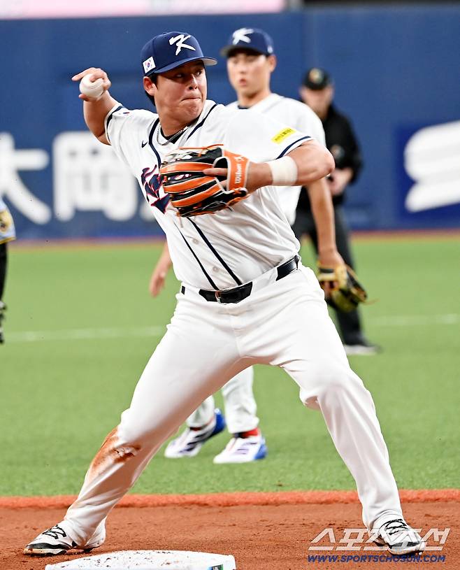 2일 일본 오사카 교세라돔에서 열린 WBC(월드베이스볼클래식) 한국 대표팀과 한신 타이거즈의 경기, 8회말 1사 2,3루 한국 3루수 노시환이 한신 나카가와의 땅볼타구를 잡아홈으로 던지고 있다. 3루주자 구마가이는 홈에서 태그아웃됐다. 오사카(일본)=허상욱 기자wook@sportschosun.com/2026.03.02/