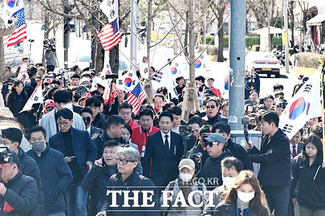 장동혁 국민의힘 대표와 송언석 원내대표 및 의원들이 3일 오후 서울 여의도 국회에서 사법독립 헌정수호를 위한 대국민 호소 국민대장정 규탄대회를 마친 뒤 청와대로 도보행진을 하고 있다./남용희 기자