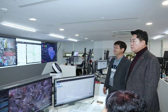 박준희 관악구청장(오른쪽)이 관악구 관제센터에 방문해 지능형 CCTV 작동 체계를 점검하고 있다. 관악구 제공.