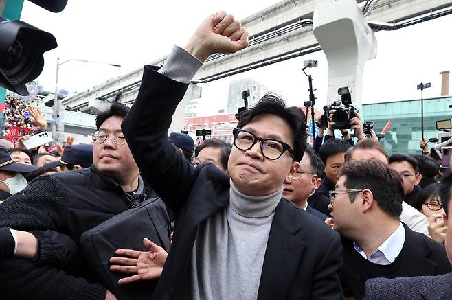 한동훈 전 국민의힘 대표가 27일 대구 중구 서문시장을 찾아 시민들에게 인사하고 있다. 뉴시스