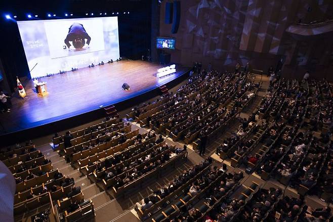 김동연 경기지사가 2일 경기 수원시 경기아트센터에서 열린 북콘서트에서 관객들에게 큰 절을 하고 있다. 더봄출판사 제공