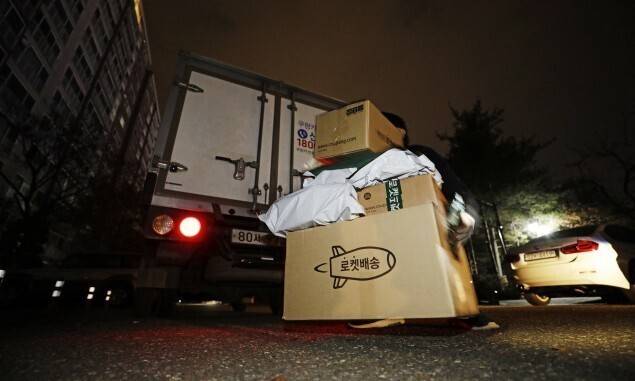새벽배송을 하고 있는 쿠팡맨. 김명진 기자 littleprince@hani.co.kr