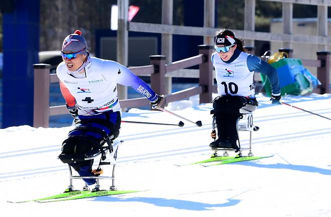 2026 밀라노·코르티나 동계패럴림픽 노르딕스키 국가대표 신의현과 김윤지가 크로스컨트리 훈련에서 나란히 설원을 질주하고 있다. 대한장애인체육회 제공