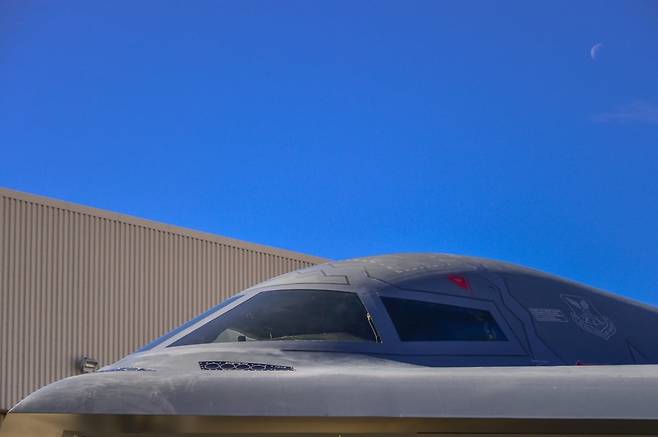 B-2 스피릿 스텔스 핵 폭격기. 스텔스 도료로 칠을 했기 때문에 햇빛을 받아도 기체 표면이 빛이 나지 않는다.