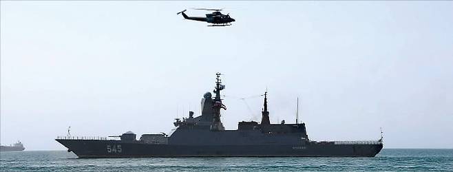 < 러-이란 합동 해상훈련 > 이란을 향한 미국의 군사 압박이 고조되는 가운데 19일 이란 남부 오만만에서 러시아 발트함대 소속 초계함이 이란과 함께 연합 해상 훈련을 하고 있다. /EPA연합뉴스