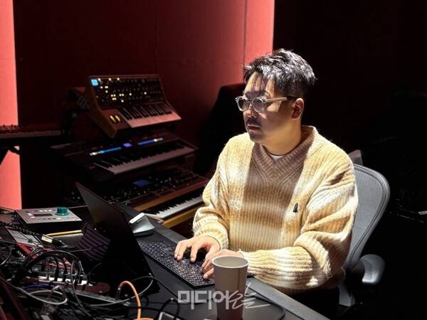 ▲ 미디어오늘이 경기 고양시 호기심스튜디오를 찾은 지난달 24일 오후 3시경, 분주히 작업 중인 박성일 음악감독의 작업실에서 연주 소리가 흘러나왔다. 피아노 선율이 이어지다 기타, 드럼 연주가 얹어진 어딘가 사연 있는 어두운 느낌의 곡이 붉은색 작업실 분위기를 압도한다. 전날 새벽 4시까지 박 감독과 조감독이 직접 악기를 연주해 녹음한 SBS 드라마 '멋진 신세계' 주인공 '차세계'의 테마곡 초안이다. 사진=윤유경 기자.