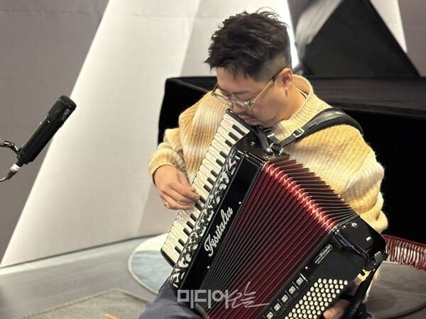 ▲미디어오늘이 작업실을 찾은 이날도 박 감독은 직접 아코디언을 연주해 미리 작업해 놓은 '차세계' 테마곡에 소리를 더했다. 그의 연주와 순간의 판단들이 합쳐져 곡이 차근차근 완성되고 있었다. 사진=윤유경 기자.
