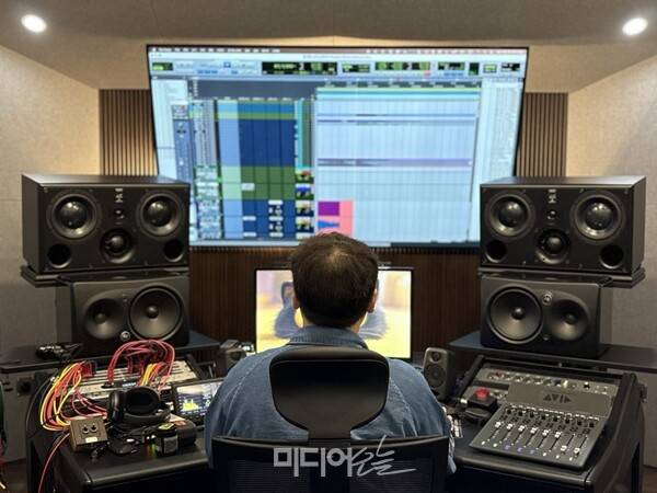 ▲지난달 24일 호기심스튜디오, OST 제작사, 가수 매니지먼트까지 세 주체가 모인 차기작 OST 가창녹음 현장에서 박성일 감독의 디렉팅은 세심했다. 가수의 목 상태와 발성 방식에 따라 녹음 방식을 조정하고, 녹음본을 계속해 다시 들어보며 모니터링했다. 녹음 작업실 현장 모습. 사진=윤유경 기자.