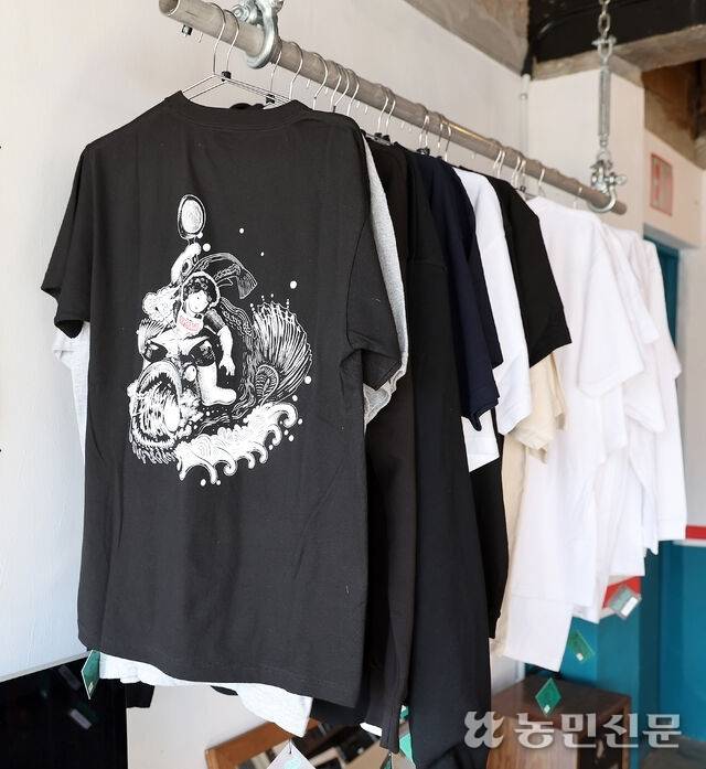 마산 하면 떠오르는 여공·아귀가 그려진 티셔츠. 김도웅 프리랜서 기자