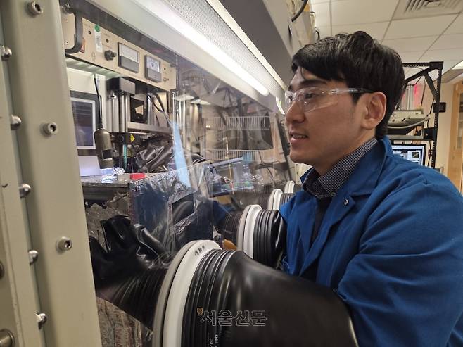 미국 UC어바인 재료공학 박사과정생인 김기민씨가 19일(현지시간) 연구실에서 고글 등 복장을 갖춘 채 실험을 진행하고 있다.