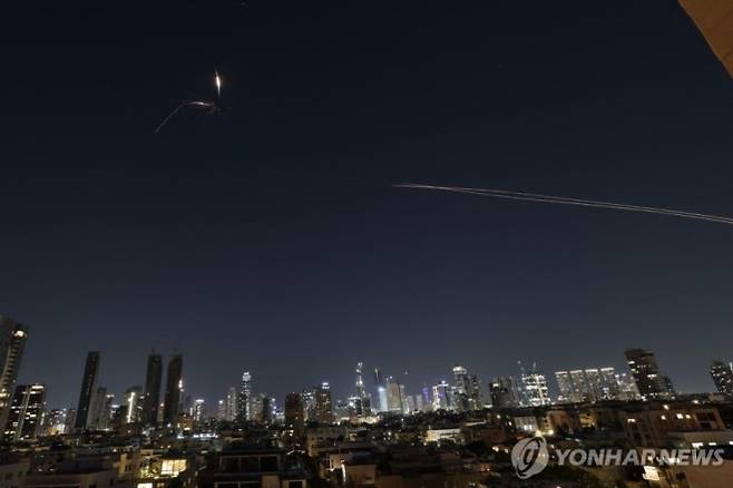 3일 이스라엘 텔아이브 영공에 미사일이 나타난 모습. AFP 연합뉴스