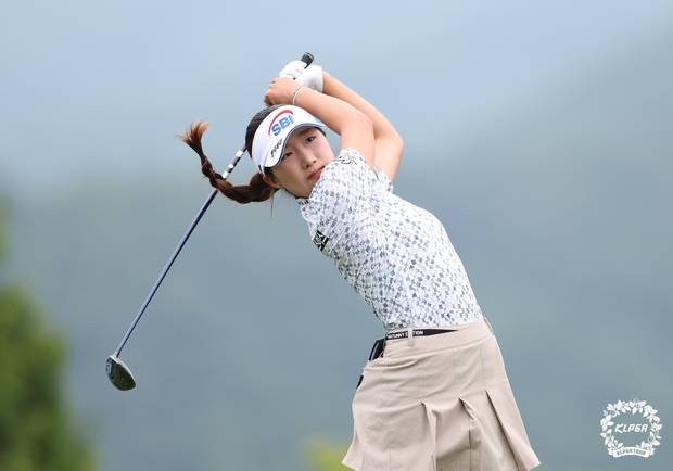 티샷을 하고 있는 이동은. 사진 제공=KLPGA