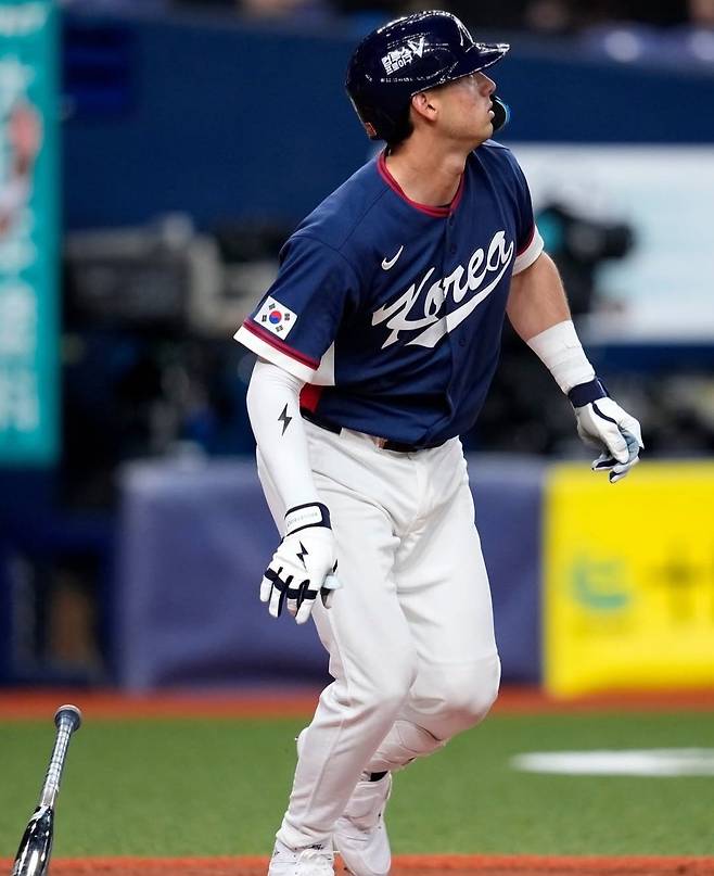 대표팀 셰이 위트컴이 3일 일본 오사카 교세라돔서 열린 오릭스 버펄로스와 2026 WBC 평가전서 5회초 좌월 솔로포를 친 뒤 타구를 바라보고 있다. 사진출처|MLB코리아 공식 SNS