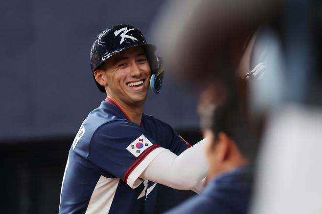WBC 대표팀 셰이 위트컴이 3일 일본 오사카 교세라돔에서 열린 오릭스와 연습경기에서 홈런을 치고 활짝 웃으며 동료들과 하이파이브하고 있다. 연합뉴스