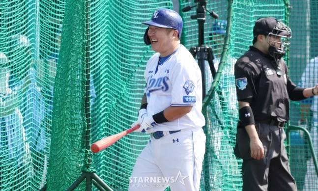 삼성 라이온즈가 22일 일본 오키나와 온나손 아카마 구장에서 스프링 캠프를 진행했다. 최형우가 복귀 후 첫 라이브 배팅에서 안타를 날리고 관계자들이 박수를 치자 활짝 웃고 있다. /사진=김진경 대기자