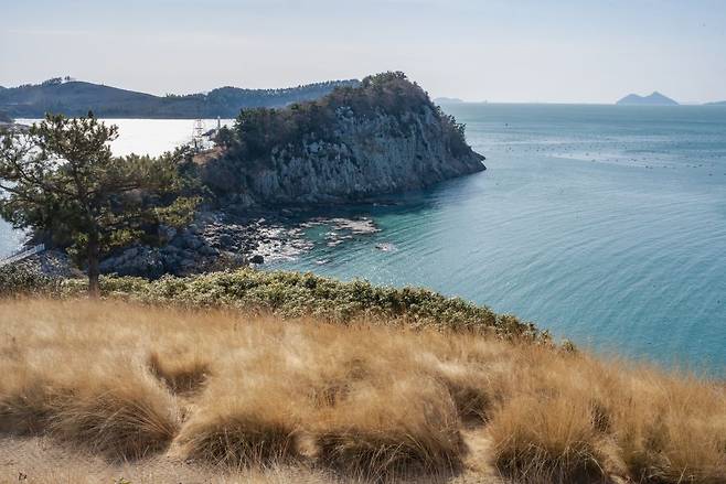 쑥섬과 나란히 서서 방패막이 역할을 하는 무인도