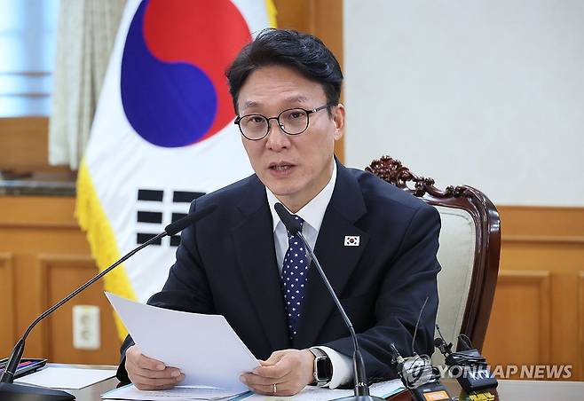 김민석 국무총리, 중동 상황점검 관련 긴급 관계부처회의 주재 (서울=연합뉴스) 이정훈 기자 = 김민석 국무총리가 3일 서울 종로구 정부서울청사에서 열린 중동 상황점검 관련 긴급 관계부처회의에서 발언하고 있다. 2026.3.3 uwg806@yna.co.kr