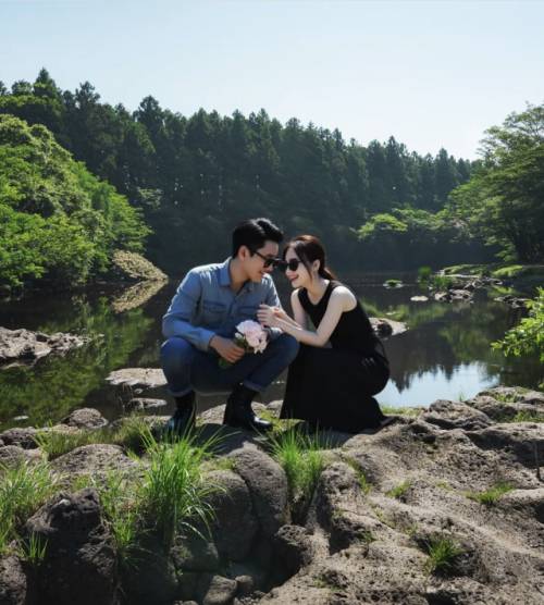 천미천은 제주시 조천읍과 구좌읍 사이에 있는 돌오름에서 발원하여 표선면까지 28㎞까지 흐른다. 하천변의 포인트는 웨딩 스냅 촬영장소로 신혼커플에게 유명하다.