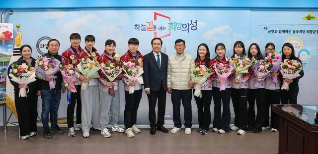 김주수 의성군수(왼쪽에서 일곱 번째)가 '제107회 전국동계체육대회'에 출전해 우수한 성적을 거둔 컬링팀 선수들을 격려하고 있다. 의성군 제공.