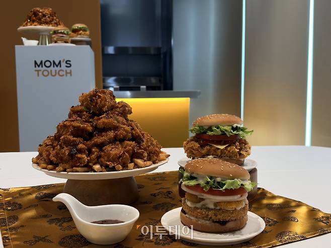 맘스터치가 12일부터 선보이는 '후덕죽 컬렉션', 버거 2종과 치킨 1종.(황민주 기자 minchu@)