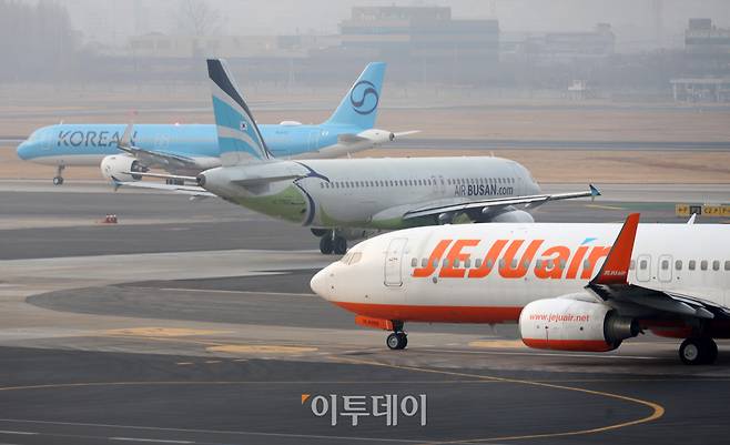 서울 강서구 김포공항 국내선 주기장이 분주한 모습. 고이란 기자 photoeran@