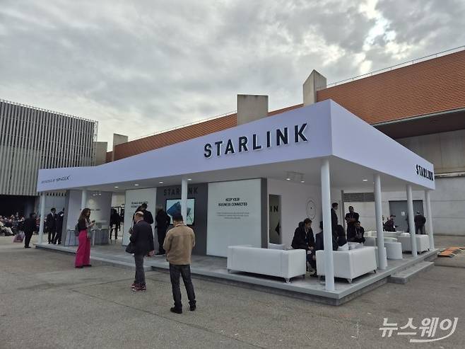 4일(현지 시간) 스페인 바르셀로나에서 열린 MWC26 스페이스X 부스 전경. 사진=유선희 기자