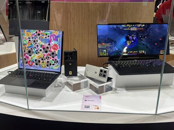 레노버가 3일(현지시각) 스페인 바르셀로나에서 열린 모바일 월드 콩그레스(MWC) 2026 부스에서 프리미엄 게이밍 모니터 '리전 프로(Legion Pro)'(오른쪽)와 비즈니스노트북 '씽크패드(Thinkpad)'(왼쪽)에 롤러블 콘셉트를 입힌 시제품과 자회사인 모토로라 폴더블폰 '레이저 폴드(Razr Fold)'를 소개하고 있다. / 김광연 기자