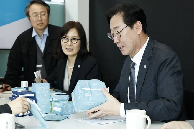 지난달 27일 월경 전문 스타트업 해피문데이를 찾은 정명근 화성특례시장이 공공형 생리대 시제품을 점검하고 있다.(사진=화성시)